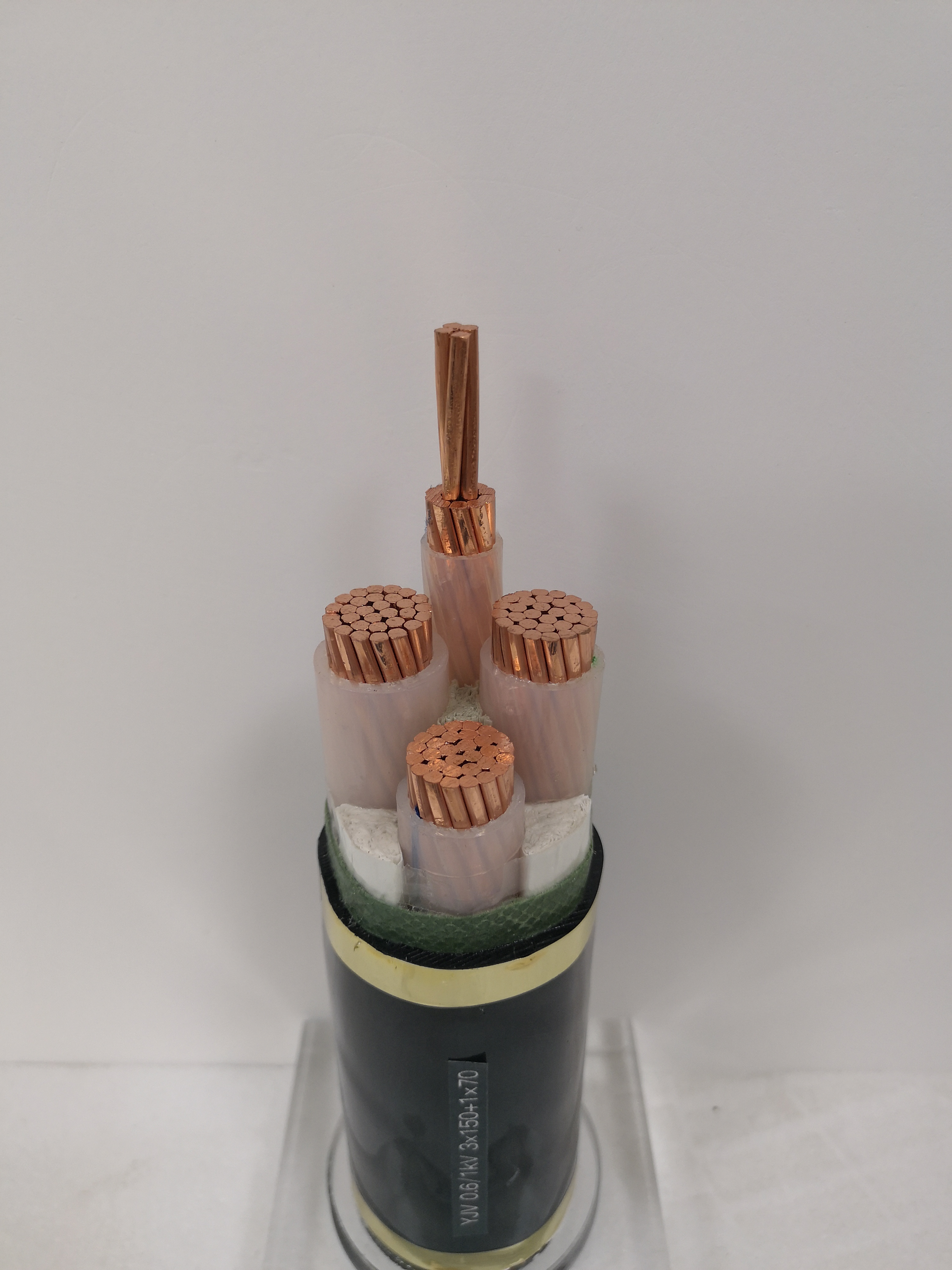 鄭州電纜廠家?guī)懔私馐裁词莦c-<i style='color:red'>yjv電纜</i>？